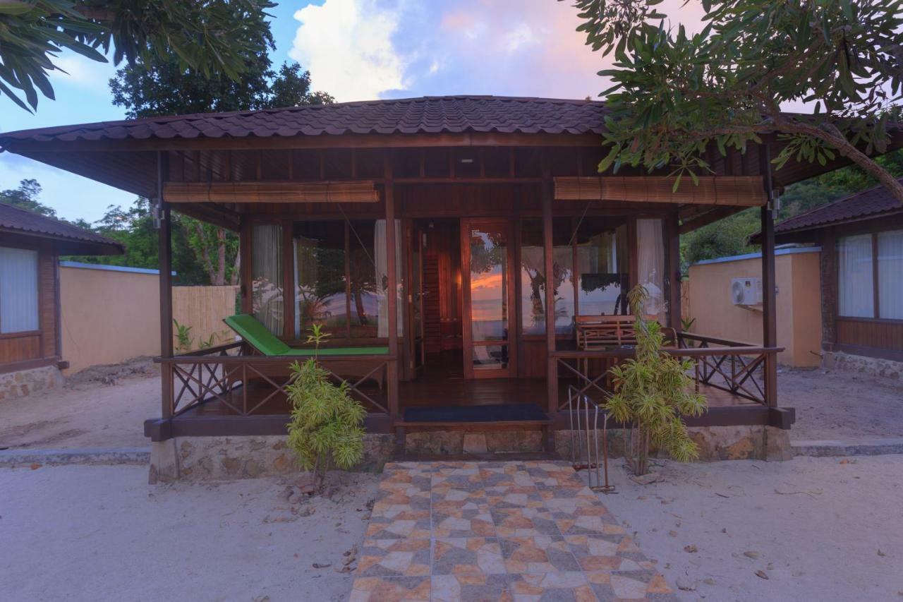 Sylvia Beach Villa Labuan Bajo Exterior foto